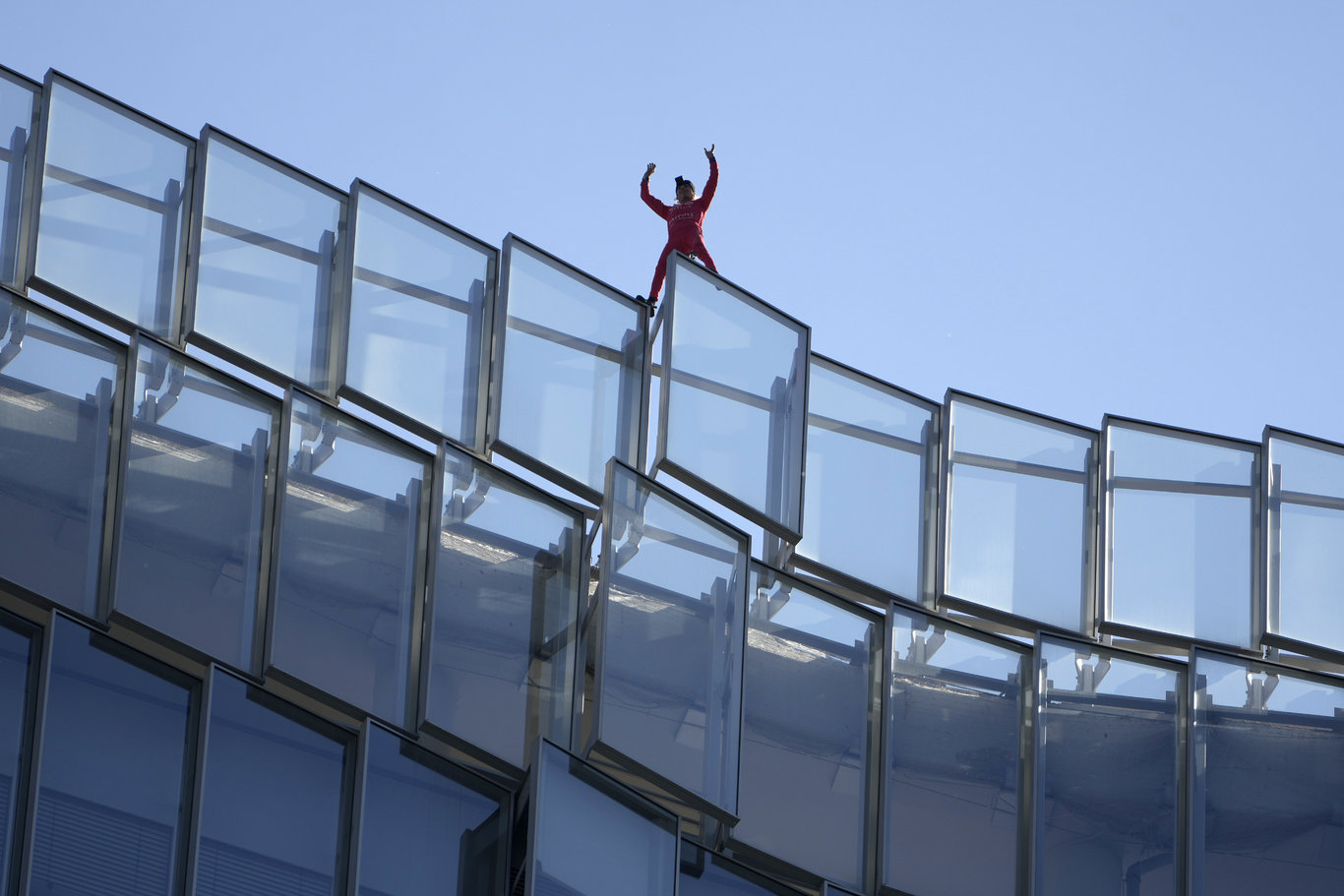 Fransız Örümcek Adam emeklilik reformu protestolarına destek için tırmandı