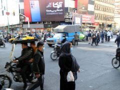 İran’da başörtüsü takmayan kadınlara yoğurtlu saldırı