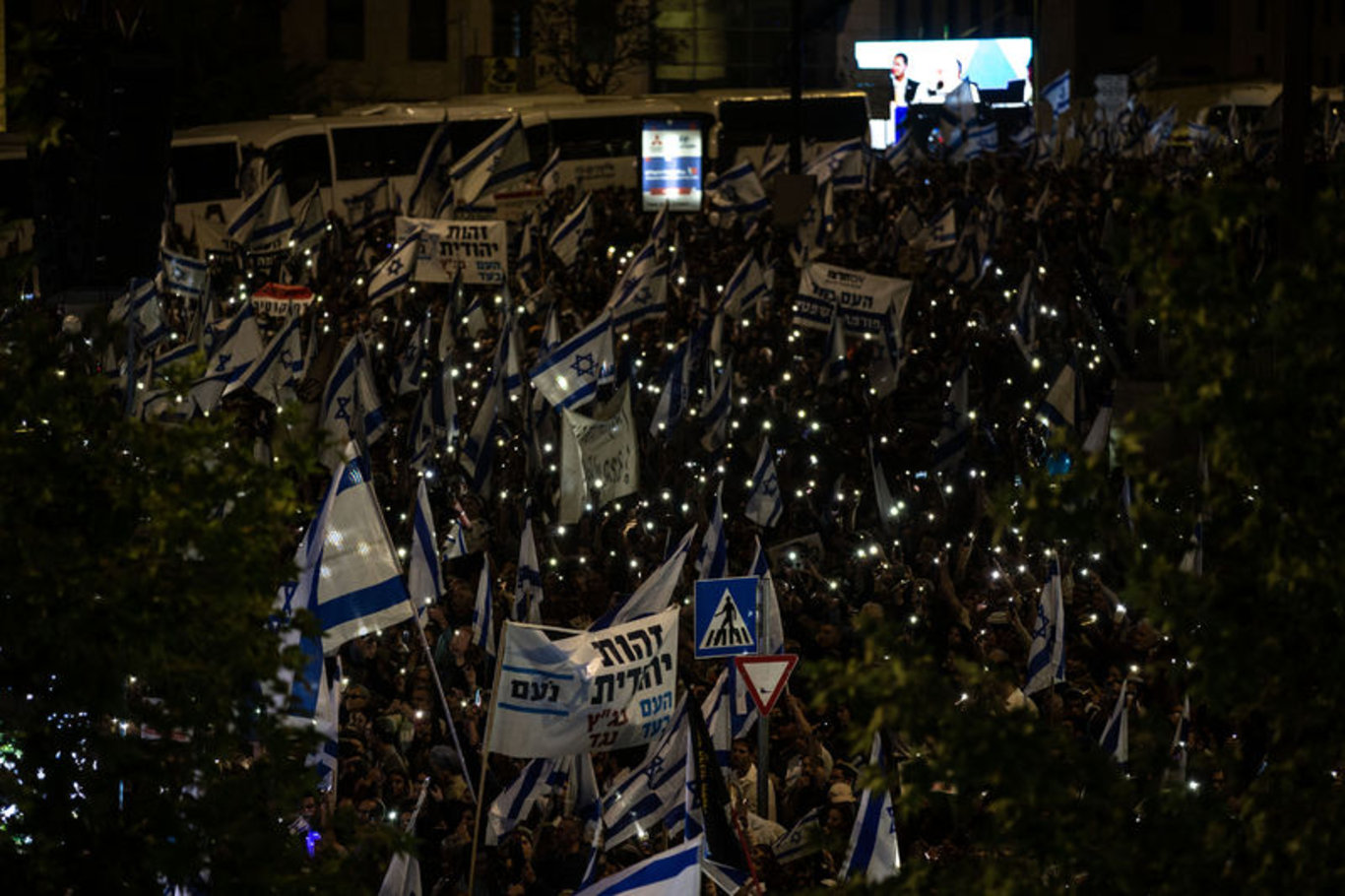 İsraililer, Netanyahu hükümetinin yargı düzenlemesine karşı yine meydanlara indi