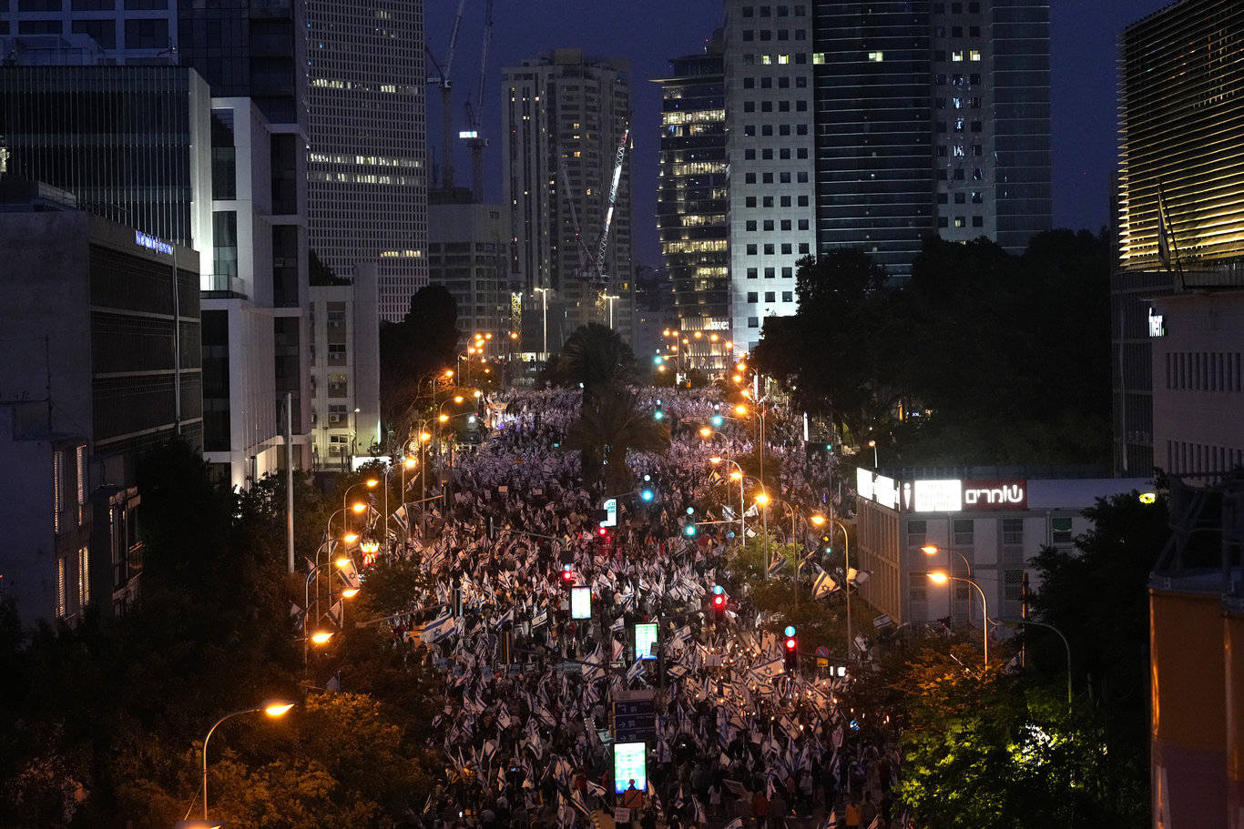 İsraililer, Netanyahu hükümetinin yargı düzenlemesine karşı yine meydanlara indi