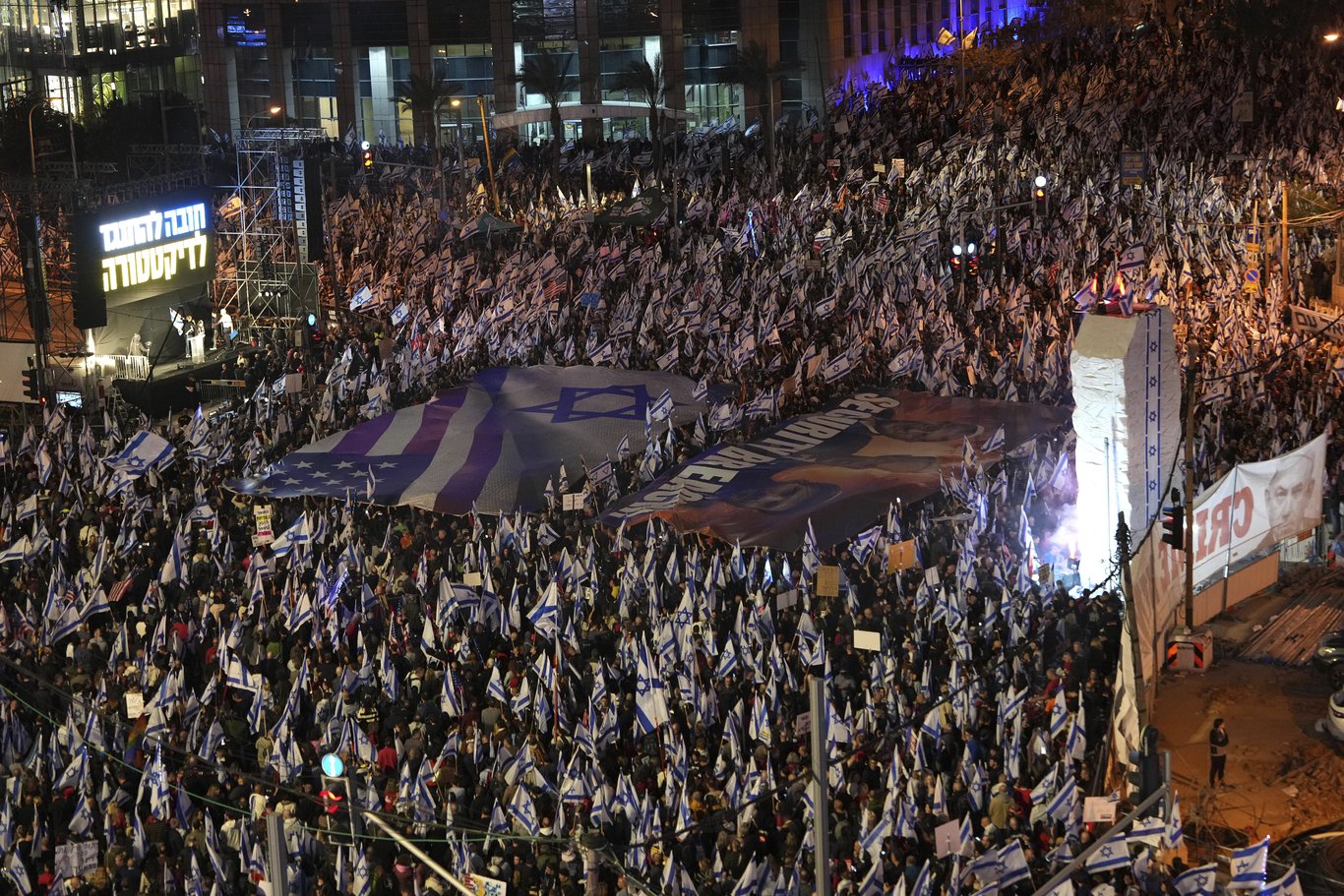 Netanyahu'nun tartışmalı reformu erteleme kararına rağmen İsrail'in dört bir yanında protestolar sürüyor!