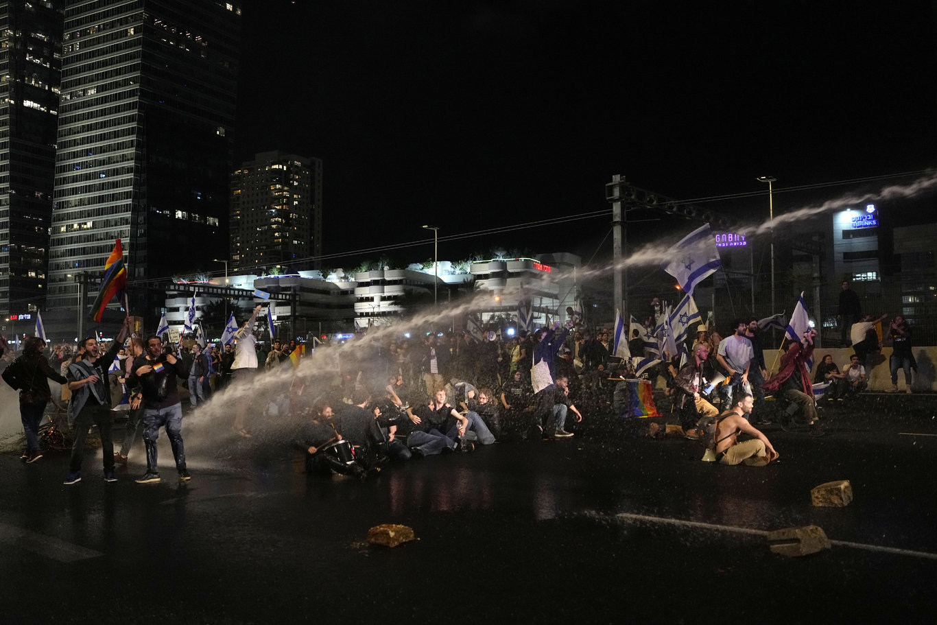 Netanyahu'nun tartışmalı reformu erteleme kararına rağmen İsrail'in dört bir yanında protestolar sürüyor!