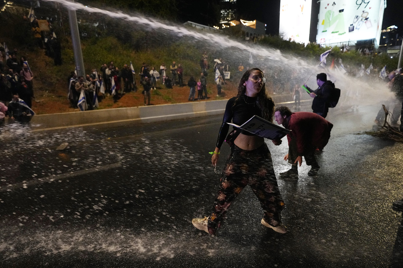 Netanyahu'nun tartışmalı reformu erteleme kararına rağmen İsrail'in dört bir yanında protestolar sürüyor!