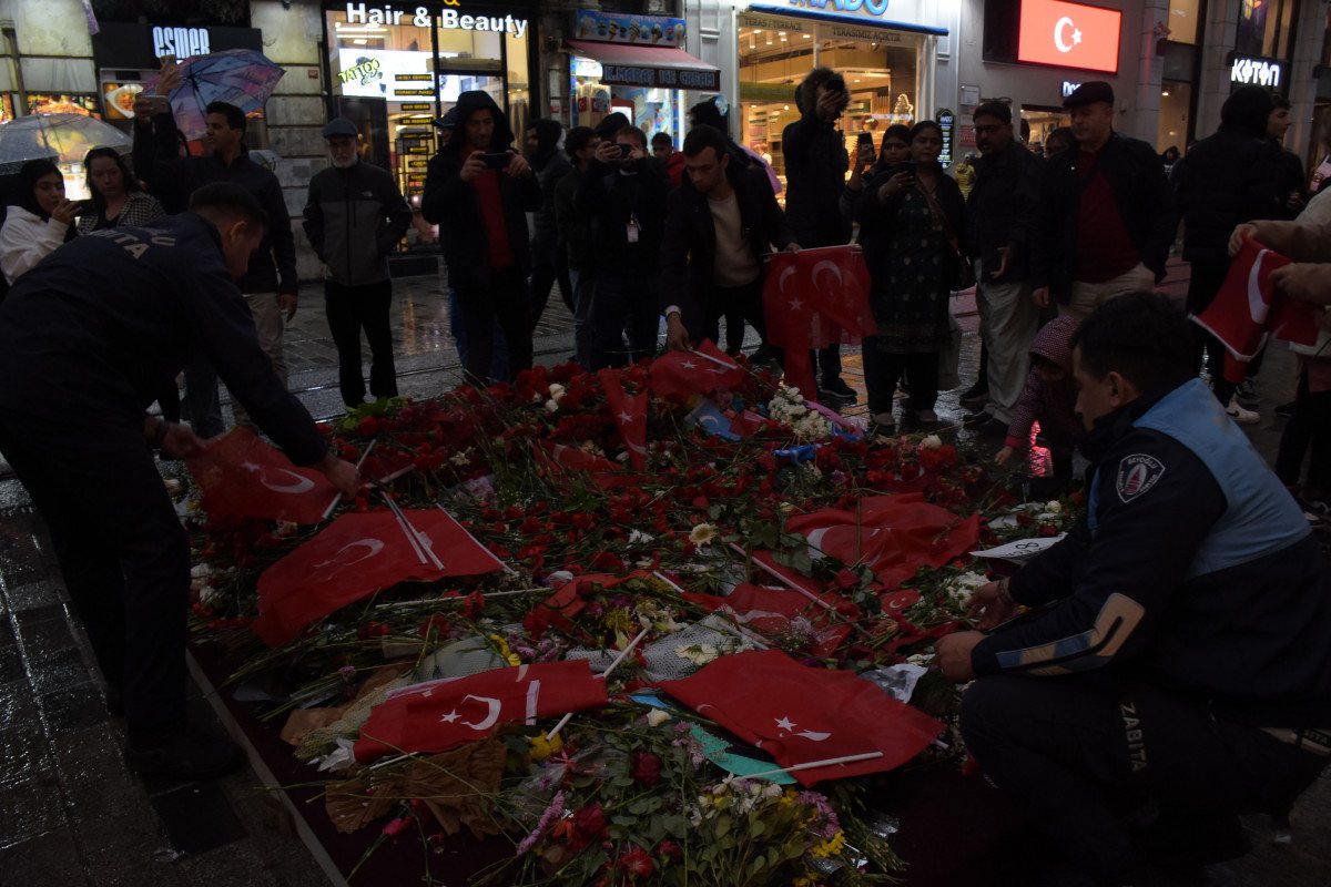 İstiklal Caddesi ndeki platform ve bayraklar kaldırıldı #1