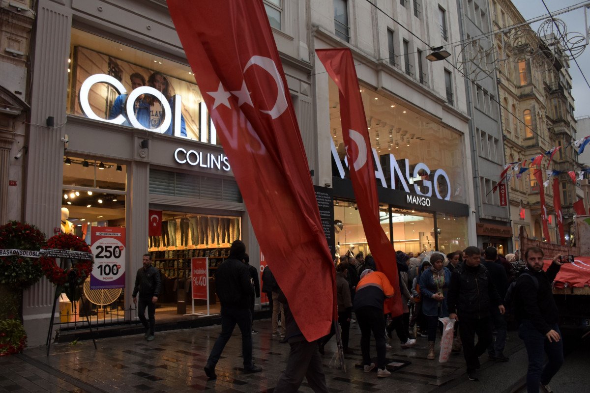 İstiklal Caddesi ndeki platform ve bayraklar kaldırıldı #2