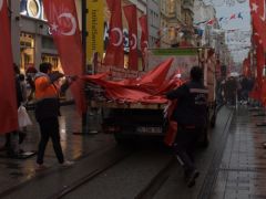 İstiklal Caddesi’ndeki platform ve bayraklar kaldırıldı