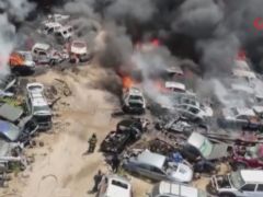 Meksika’da yangın otoparka sıçradı, araçlar kül oldu