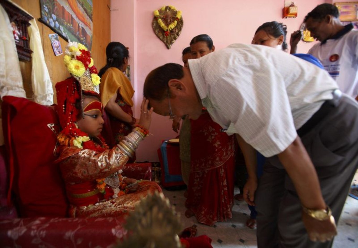 Nepal'in küçük kızlardan seçilen ve yaşayan tanrıça anlamına gelen Kumari geleneği