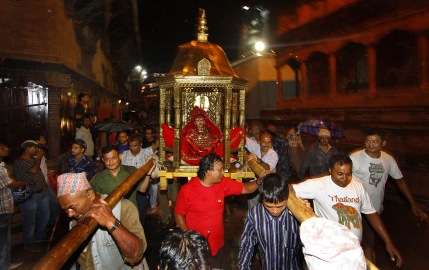 Nepal'in küçük kızlardan seçilen ve yaşayan tanrıça anlamına gelen Kumari geleneği
