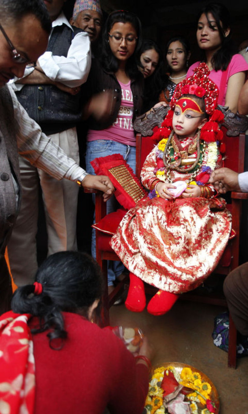 Nepal'in küçük kızlardan seçilen ve yaşayan tanrıça anlamına gelen Kumari geleneği