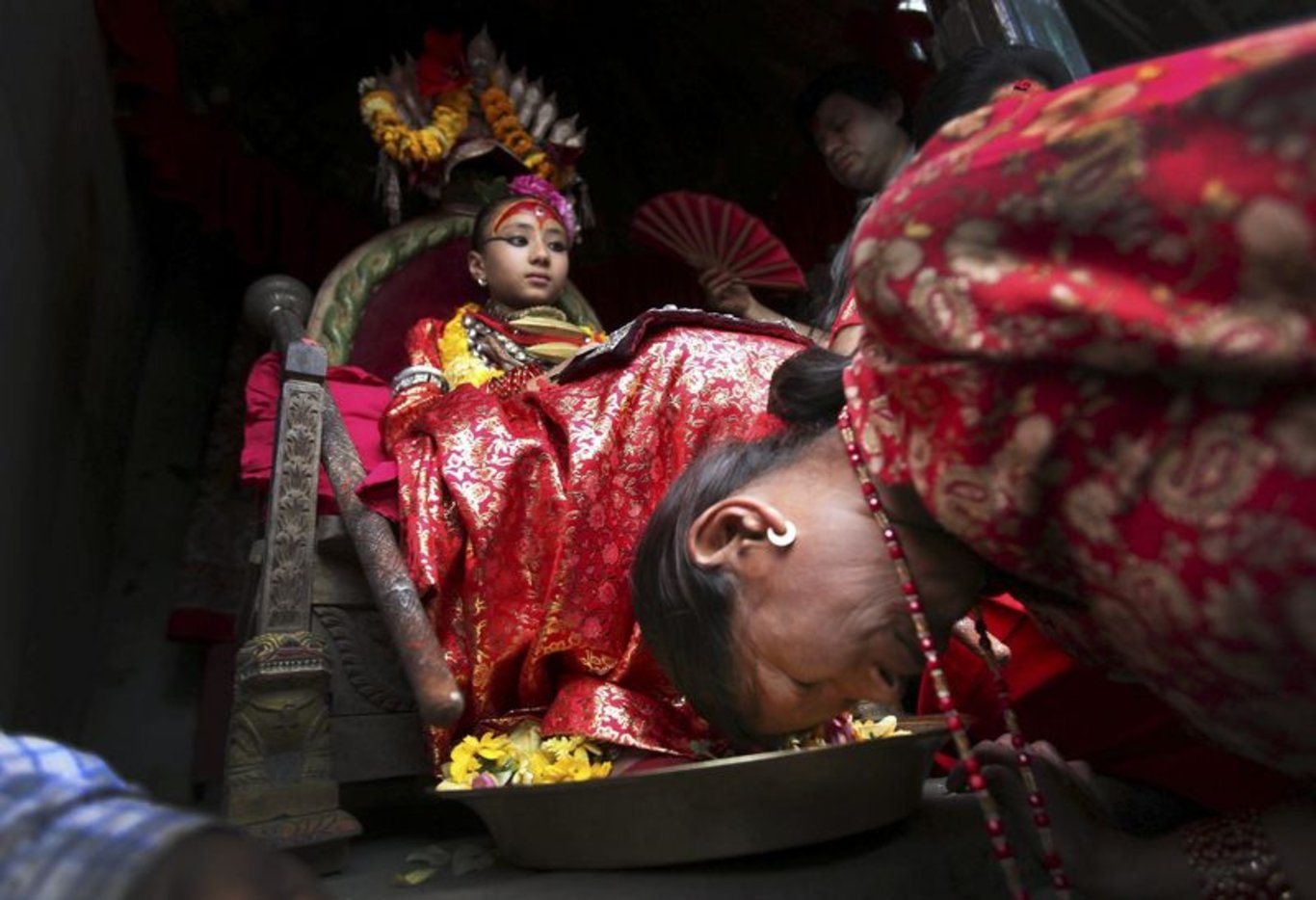 Nepal'in küçük kızlardan seçilen ve yaşayan tanrıça anlamına gelen Kumari geleneği