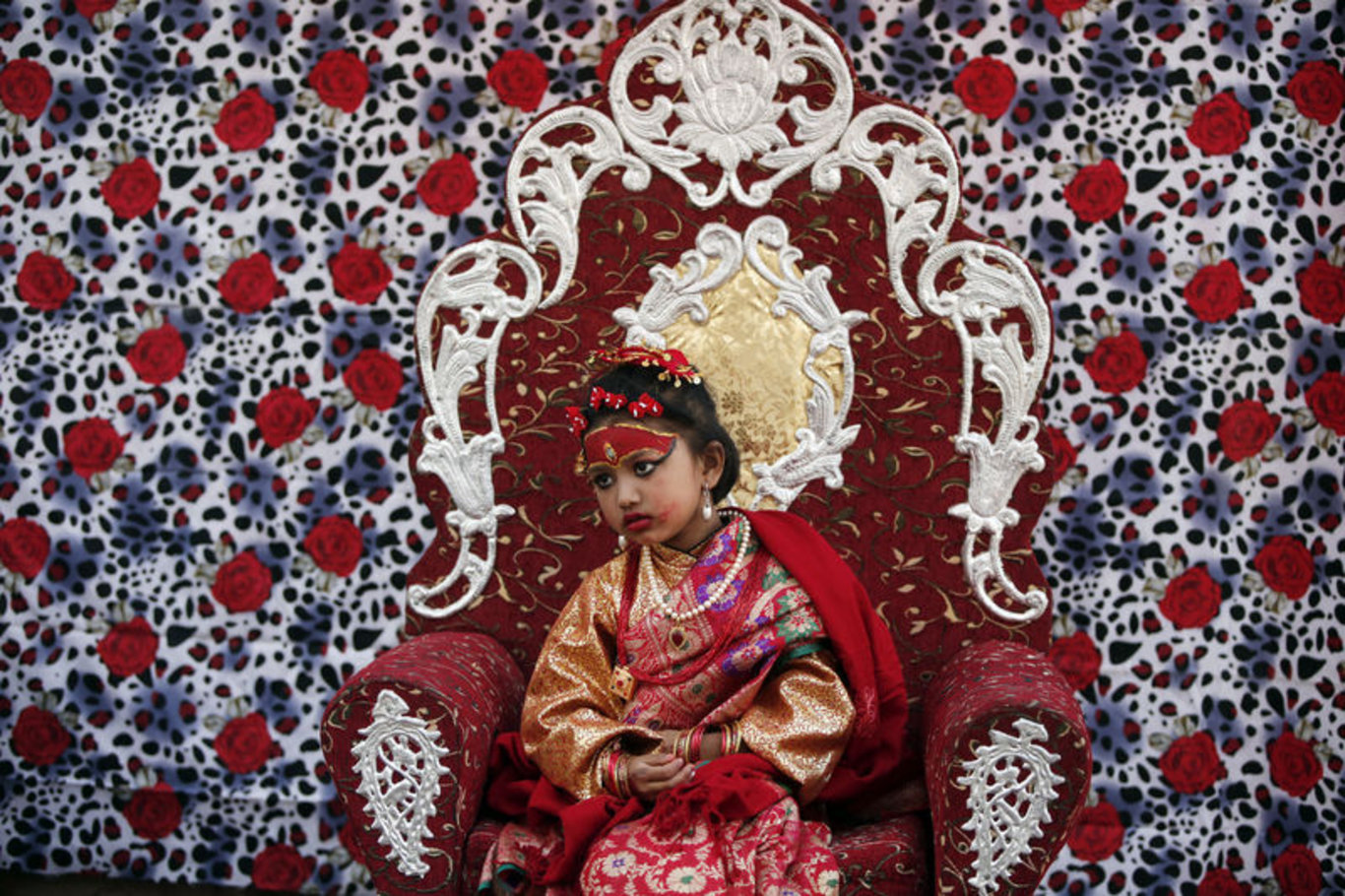 Nepal'in küçük kızlardan seçilen ve yaşayan tanrıça anlamına gelen Kumari geleneği