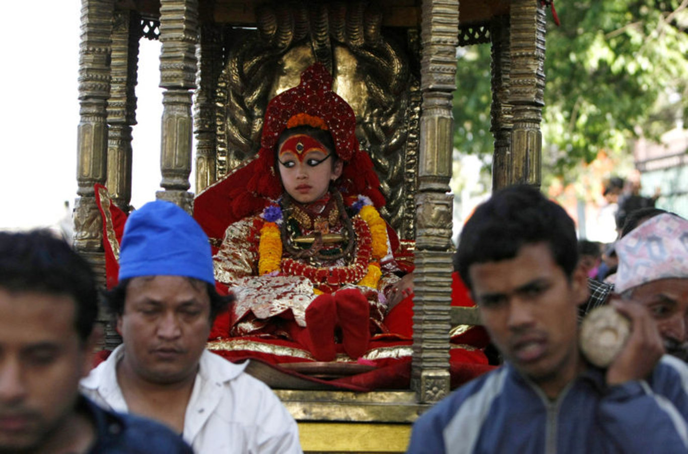 Nepal'in küçük kızlardan seçilen ve yaşayan tanrıça anlamına gelen Kumari geleneği