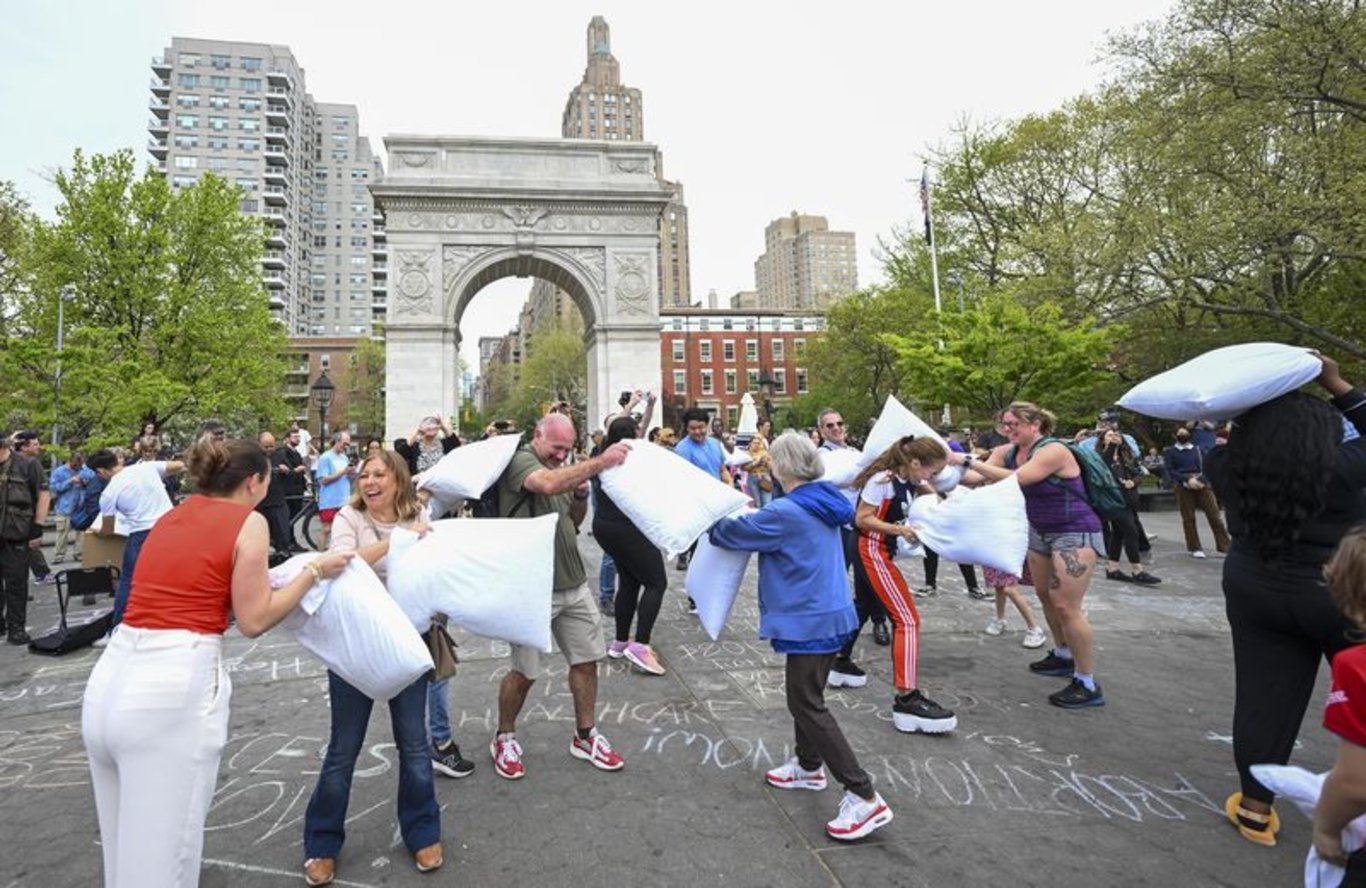 New York'ta Uluslararası Yastık Savaşı Günü