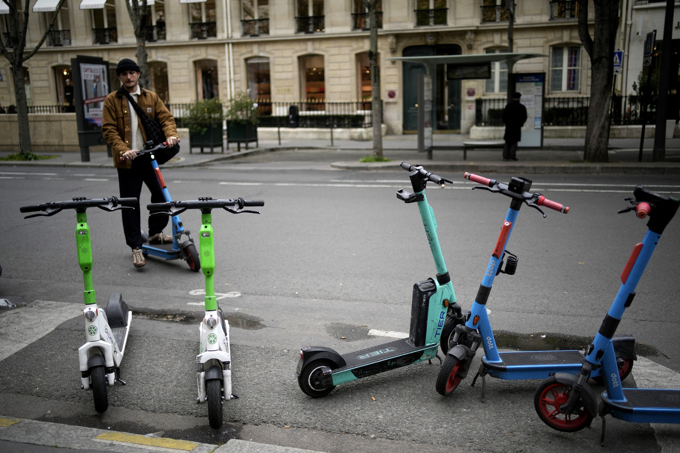 Parisliler elektrikli scooterlar için referanduma gitti: Yasaklanacak mı?