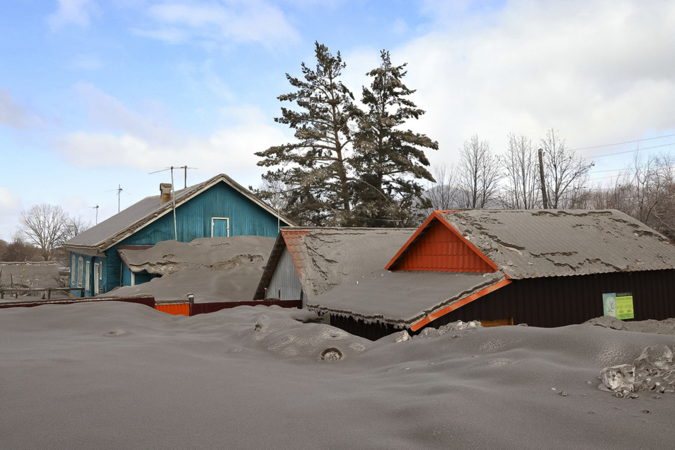 Rusya'da yanardağ patlaması sonrası sokaklar kül tabakasıyla kaplandı