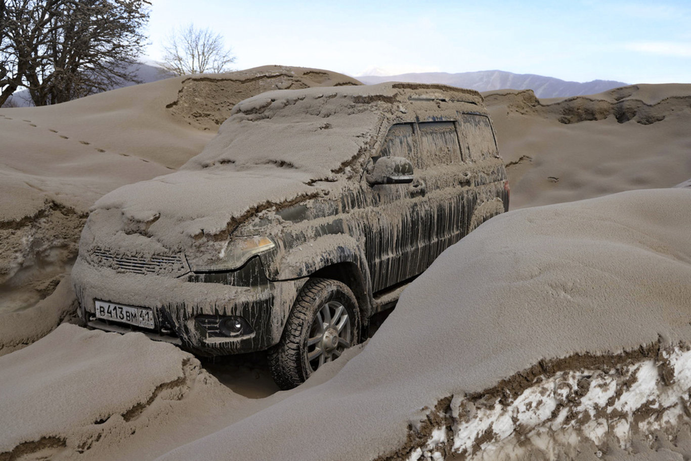 Rusya'da yanardağ patlaması sonrası sokaklar kül tabakasıyla kaplandı