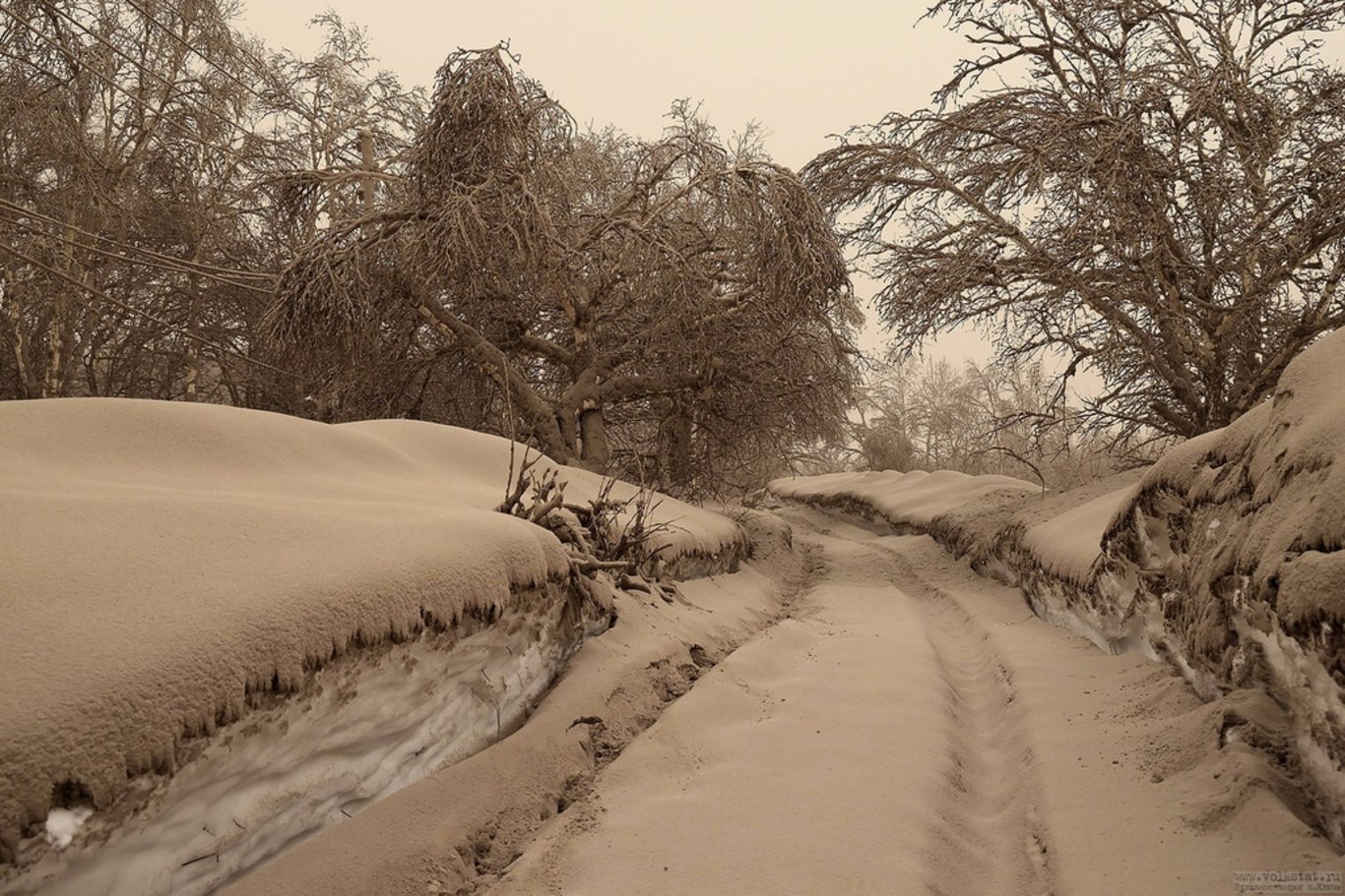 Rusya'da yanardağ patlaması sonrası sokaklar kül tabakasıyla kaplandı