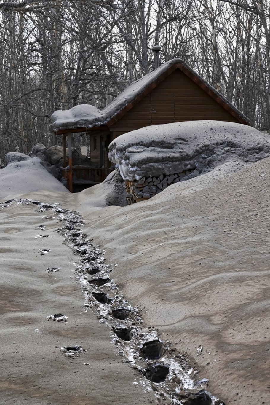 Rusya'da yanardağ patlaması sonrası sokaklar kül tabakasıyla kaplandı