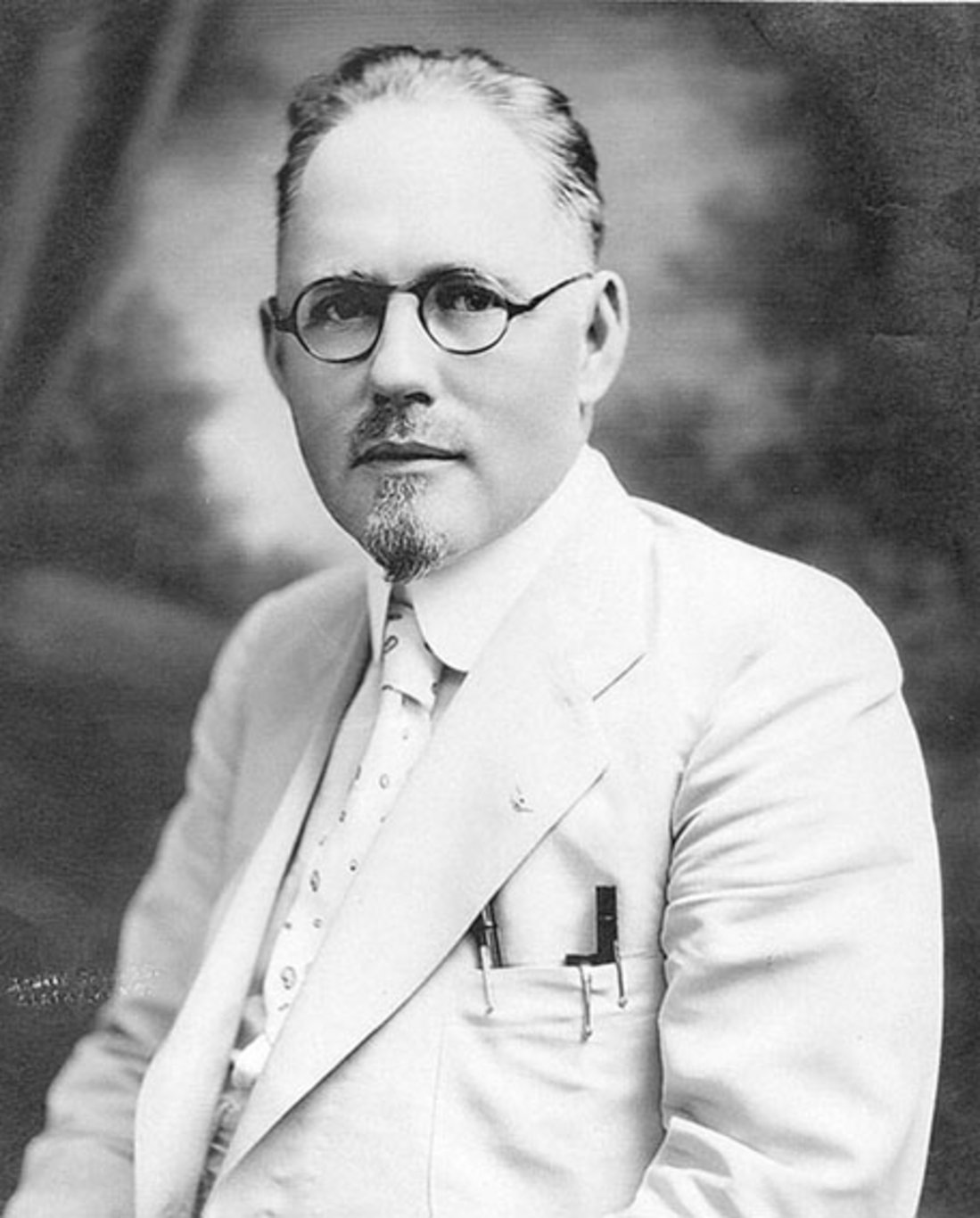 Çılgın ameliyatlar yapan sahte doktor John Brinkley tıp tarihine geçti