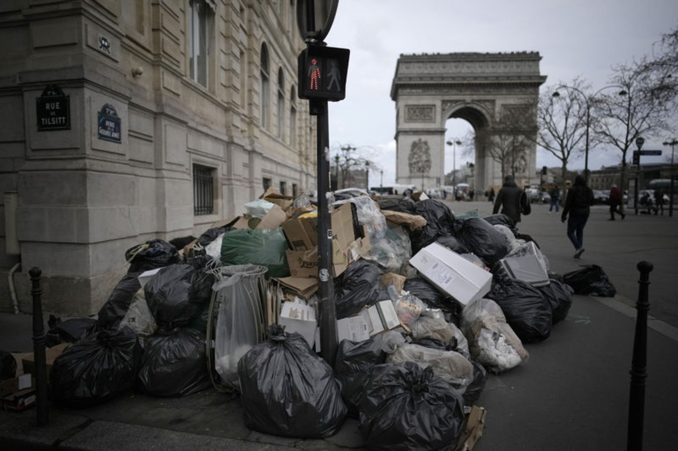 Paris sokaklarda tonlarca çöp birikmişti: Süresiz greve gidecekler!
