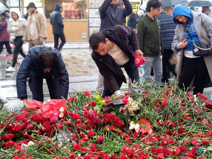 Taksim'deki platform ve bayraklar kaldırıldı