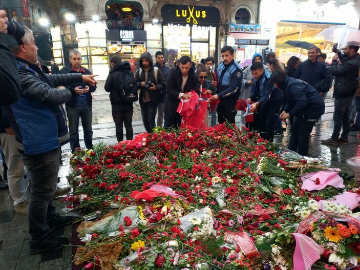 Taksim'deki platform ve bayraklar kaldırıldı