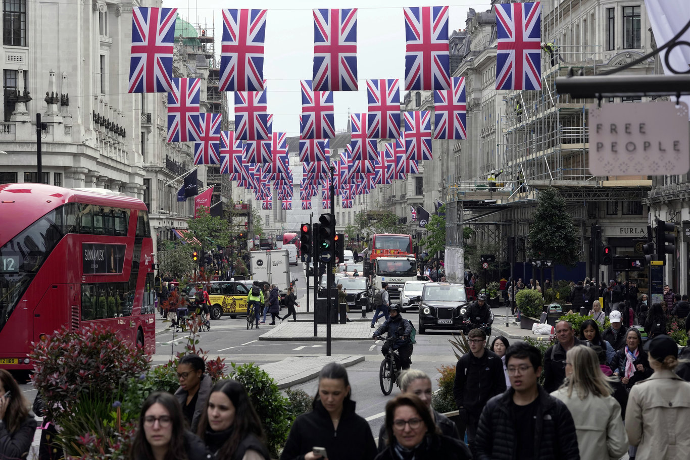 Tarihi taç giyme töreninde neler olacak?
