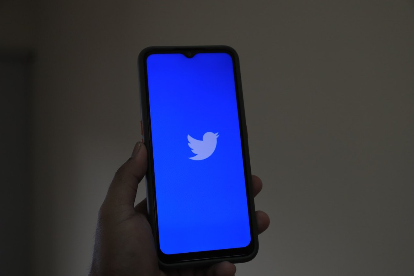 Twitter'da bazı hesaplar ücret ödememesine rağmen mavi tik işaretini geri aldı