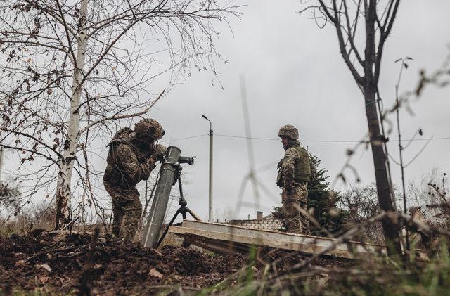 AA-20221120-29491072-29491058-DONETSK_CEPHESINDEKI_UKRAYNA_ASKERLERININ_FAALIYETLERI_GORUNTULENDI