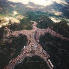 İTALYA'NIN İNSAN ŞEKLİNDEKİ KÖYÜ HAYRETE DÜŞÜRÜYOR!