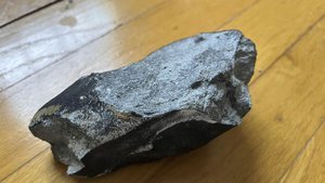 ABD'de bir evin çatısına göktaşına benzeyen cisim düştü