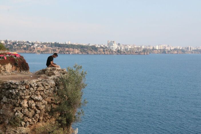 Antalya’da gencin intihar girişimini film izler gibi izlediler