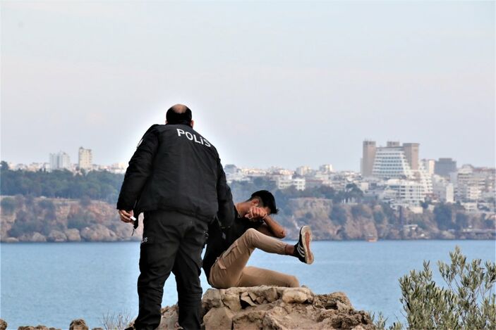 Antalya’da gencin intihar girişimini film izler gibi izlediler