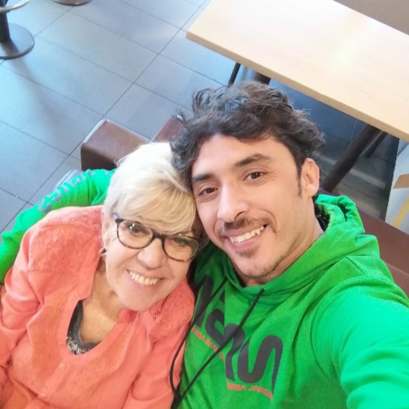 Aralarında 46 yaş olan çift aşkın sınırlarını sorgulatıyor