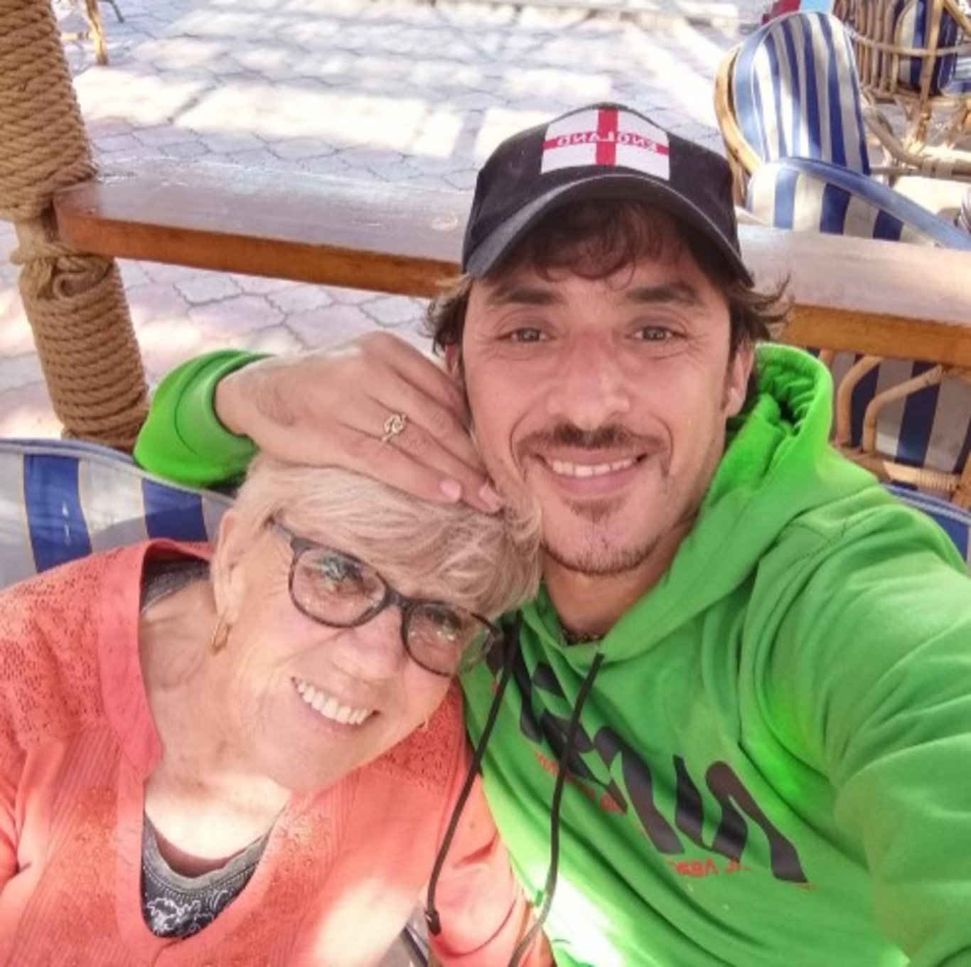 Aralarında 46 yaş olan çift aşkın sınırlarını sorgulatıyor