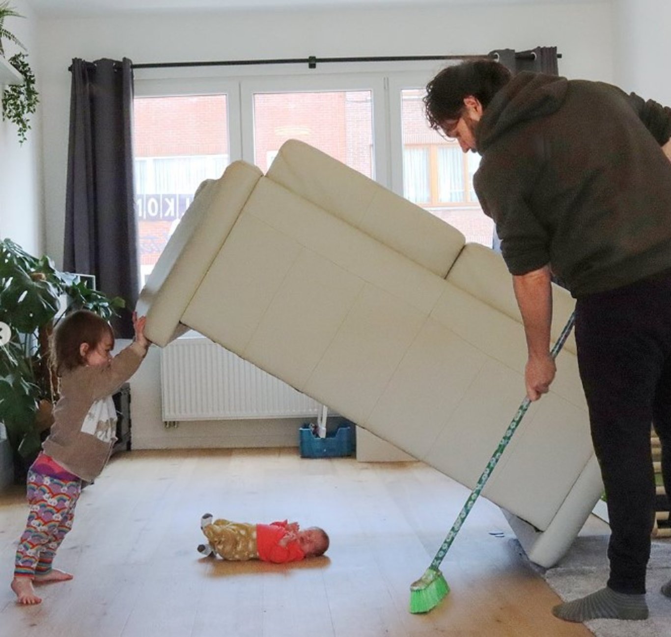 Fenomen babanın çocuklarıyla paylaştığı photoshoplu fotoğraflar herkesi güldürüyor