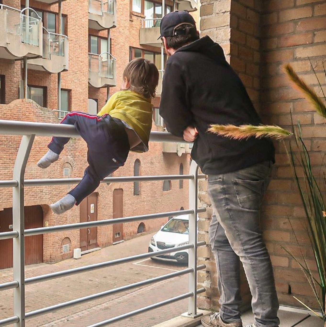 Fenomen babanın çocuklarıyla paylaştığı photoshoplu fotoğraflar herkesi güldürüyor