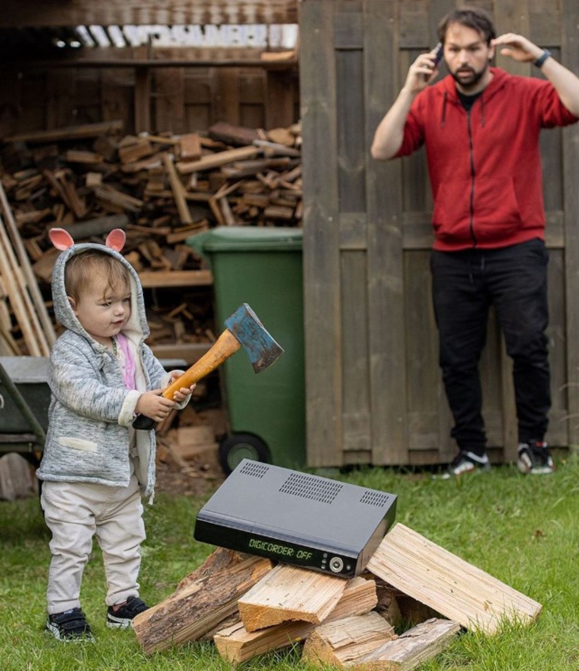 Fenomen babanın çocuklarıyla paylaştığı photoshoplu fotoğraflar herkesi güldürüyor