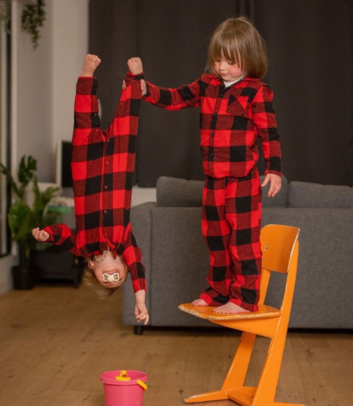 Fenomen babanın çocuklarıyla paylaştığı photoshoplu fotoğraflar herkesi güldürüyor