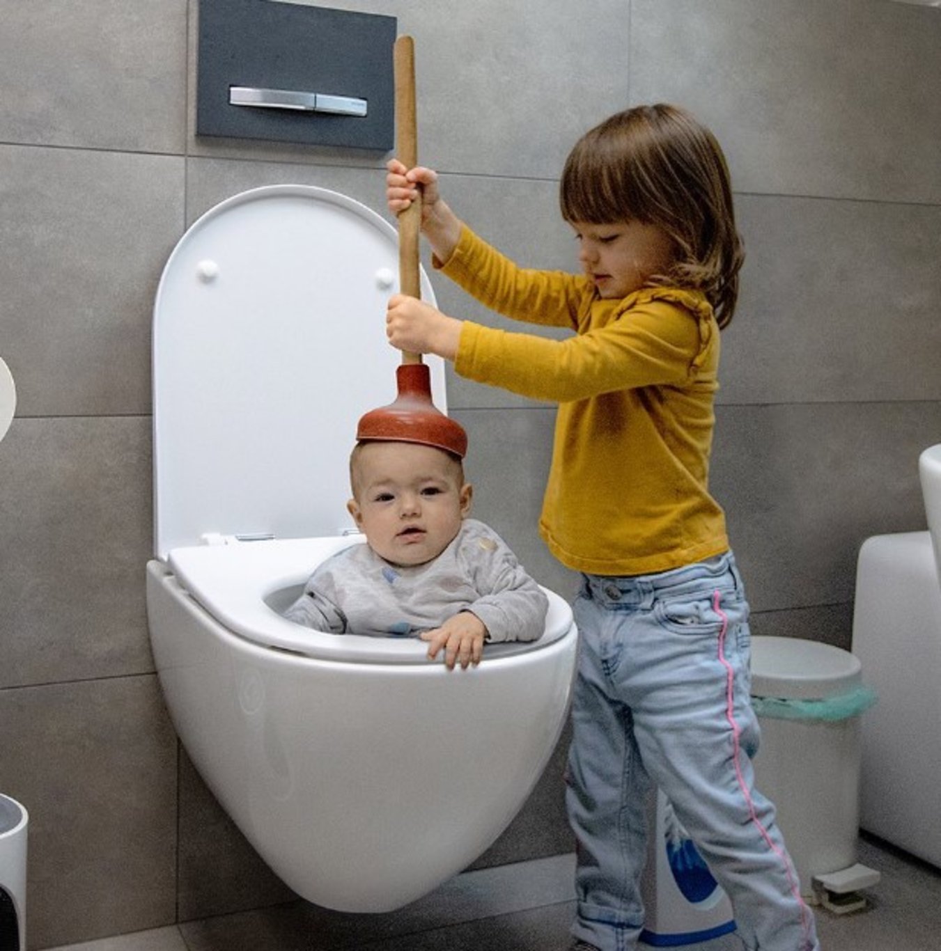 Fenomen babanın çocuklarıyla paylaştığı photoshoplu fotoğraflar herkesi güldürüyor