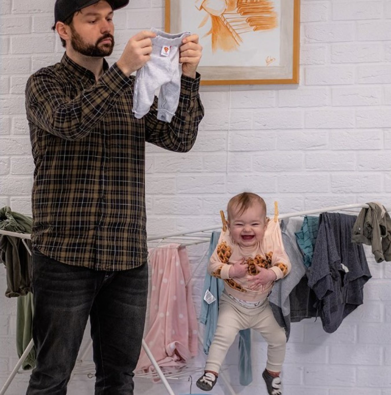 Fenomen babanın çocuklarıyla paylaştığı photoshoplu fotoğraflar herkesi güldürüyor