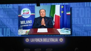 Berlusconi partisinin kongresine hastaneden seslendi