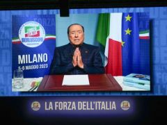 Berlusconi partisinin kongresine hastaneden seslendi