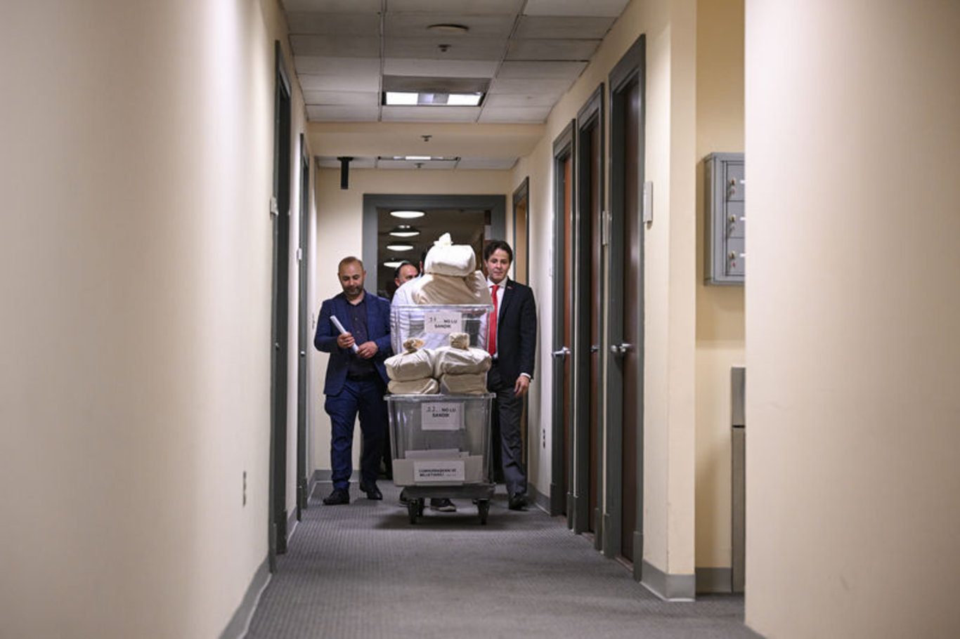 SANDIKLAR KAPANDI! Son dakika: 14 Mayıs seçimleri için yurt dışında sandık kurulan birçok noktada oy kullanma işlemi sona erdi: Son durum ne?