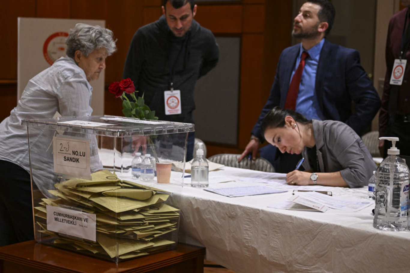 SANDIKLAR KAPANDI! Son dakika: 14 Mayıs seçimleri için yurt dışında sandık kurulan birçok noktada oy kullanma işlemi sona erdi: Son durum ne?