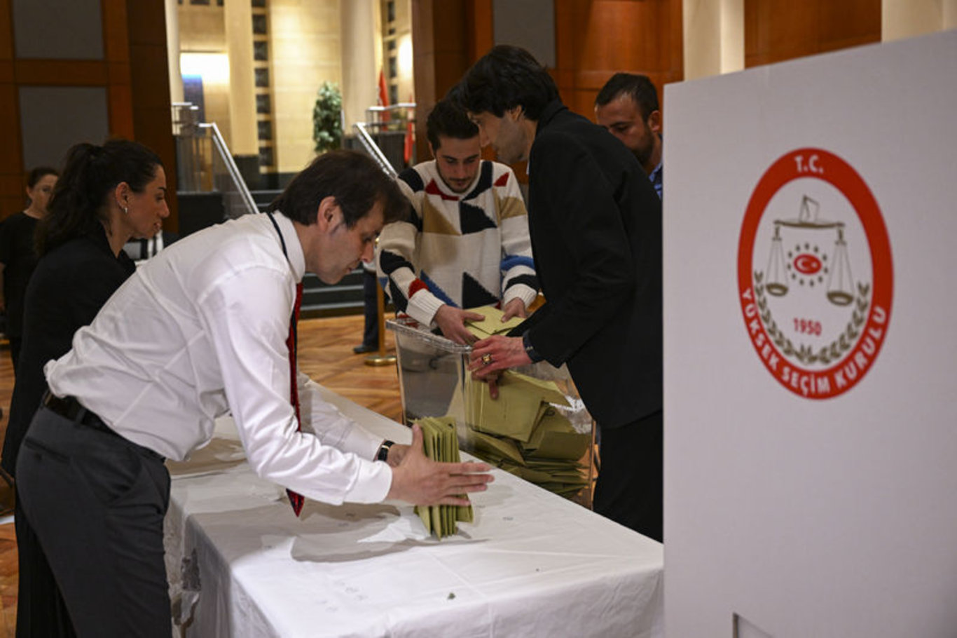 SANDIKLAR KAPANDI! Son dakika: 14 Mayıs seçimleri için yurt dışında sandık kurulan birçok noktada oy kullanma işlemi sona erdi: Son durum ne?