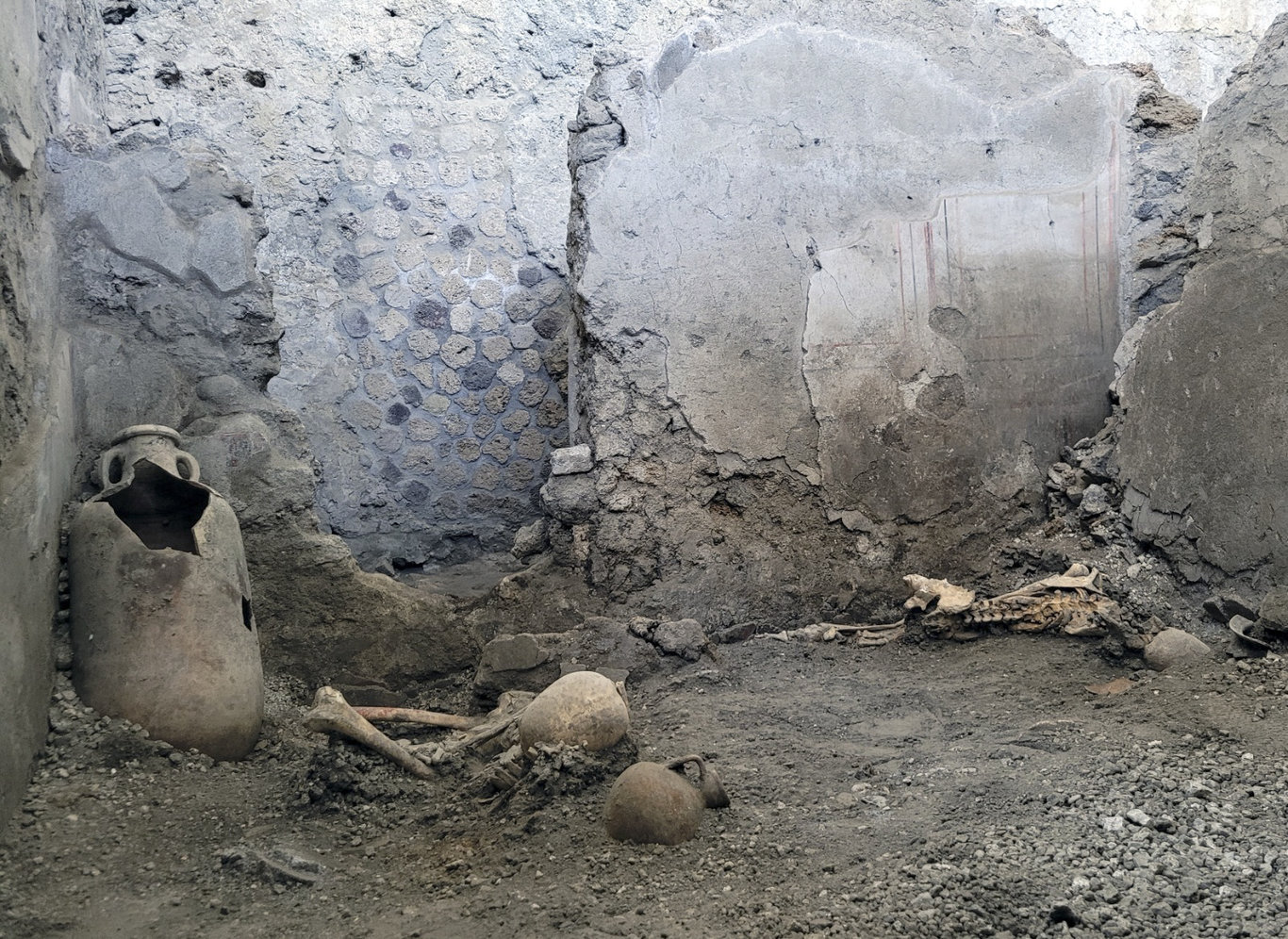Pompei'deki kazılarda Vezüv'deki büyük patlamada ölen kişilere ait kalıntılar bulundu