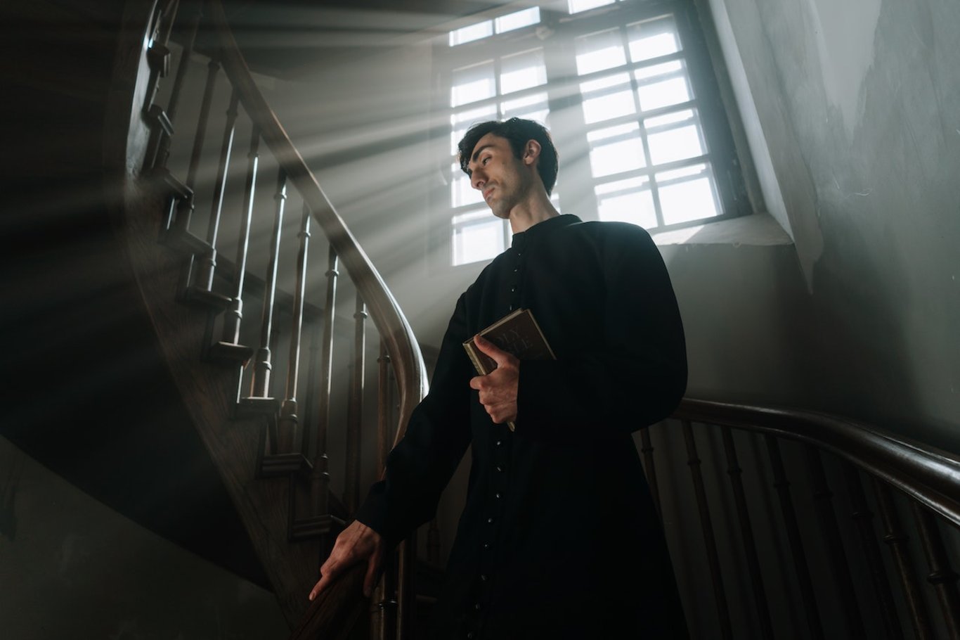 Fransa'da kilise istismarını önlemek için rahiplere QR kodlu kimlik zorunluluğu geliyor