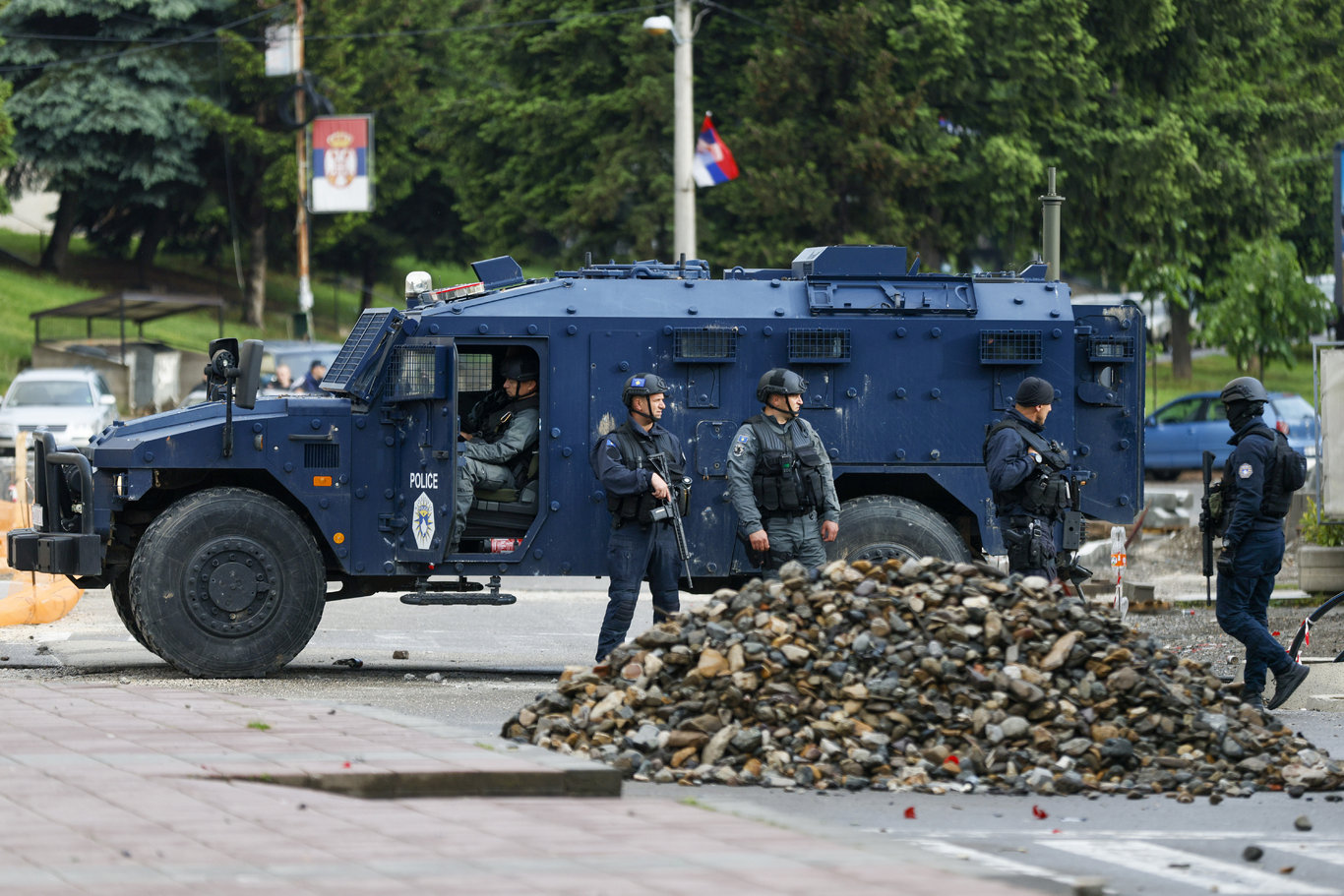 Gerginlik tırmanıyor: NATO Kosova'ya ilave asker gönderecek
